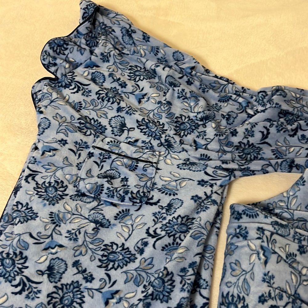 Secret treasures pajama set, great condition